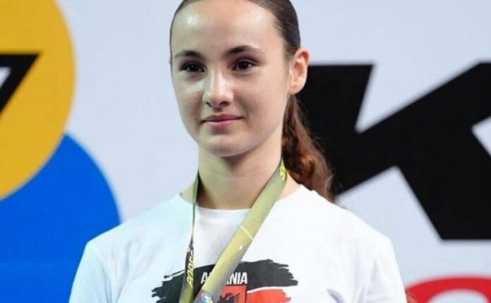 14-vjeçarja shqiptare mund serben në finale, shpallet kampione bote