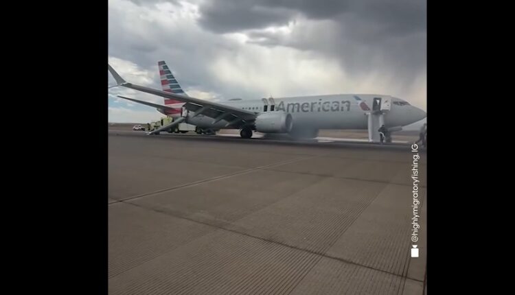 Pasagjerët evakuohen nga aeroplani i American Airlines në Aeroportin e Denverit pasi rrota përfshihet nga flakët