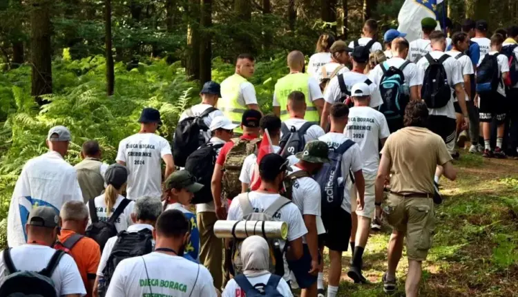 Mijëra pjesëmarrës nisin Marshin e Paqes në kujtim të viktimave të Srebrenicës