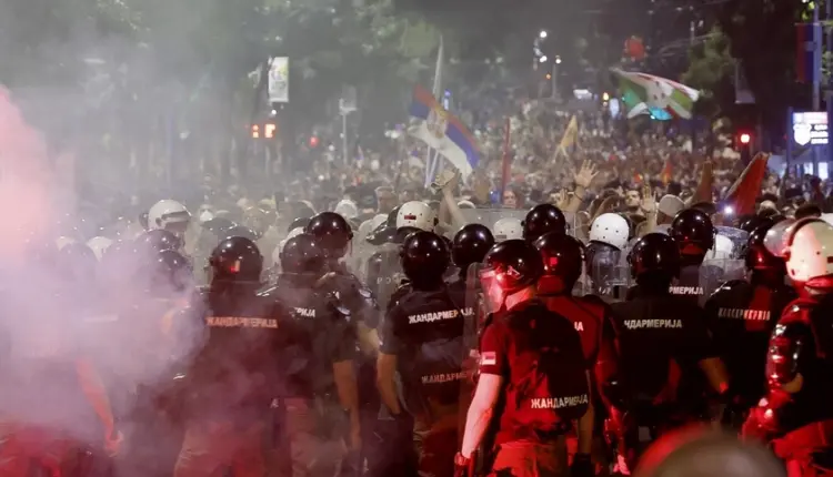 Serbia në flakë protestash – Vuçiq përplaset me Daçiqin, 72 të arrestuar dhe qindra rrugë të bllokuara (VIDEO)