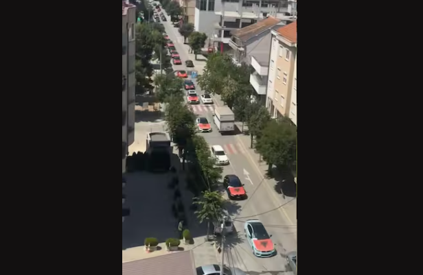 Të mbuluara me flamurin kuq e zi, “Blick” shkruan për kolonën e veturave luksoze me targa të Zvicrës në një dasmë në Kosovë
