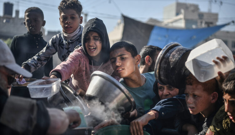 UNRWA: Izraeli po i lë civilët në Gaza të uritur, përfshirë 1 milion fëmijë
