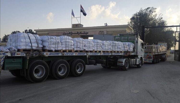 Kamionët me ndihma rifillojnë dërgimin e ndihmave nga Egjipti në Gaza përmes pikës kufitare Rafah