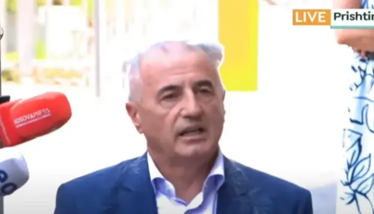 Avokati, Arianit Koci ka vendosur të rruajë kokën para Kuvendit të Kosovës, si aksion simbolik për ngërçin politik