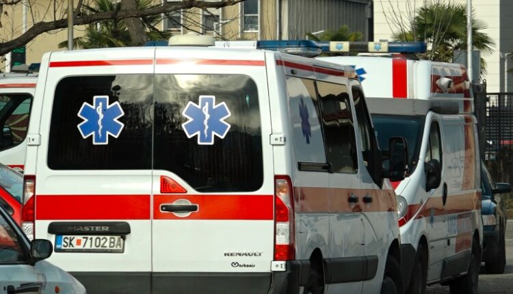 Një llamarinë e shqyer nga një ndërtesë në qendër të Shkupit plagosi një çiklist mëngjesin e sotëm