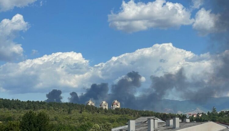 Zjarr në Vizbeg, zjarrfikësit e Shkupit intervenojnë me katër automjete