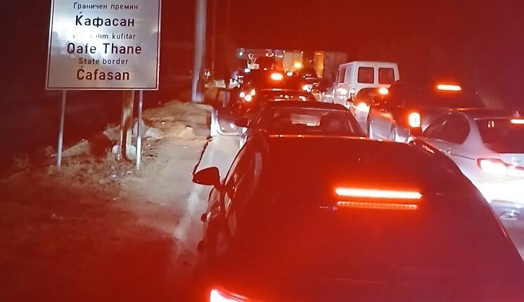 Pse kaq pritje të gjata dhe kolona në Qafë Thanë, reagojnë qytetarët që kthehen nga Shqipëria