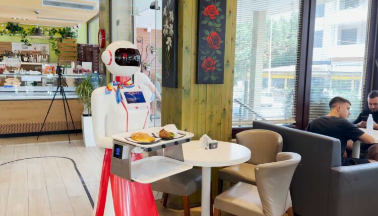 Roboti Melisa në Durrës, në shërbim të klientëve në pastiçeri