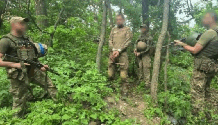 Momenti kur ushtarët ukrainas zënë rob lufte një ushtar rus në Kursk (VIDEO)
