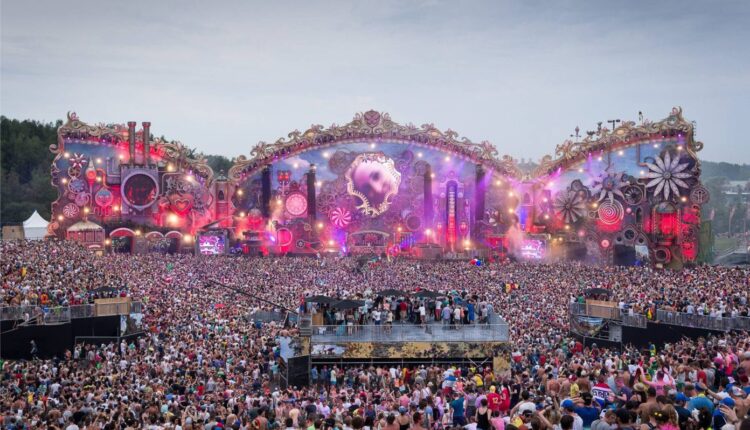 Ters në “Tomorrowland”/ Pas djegies së skenës kryesore, vdes një grua në mes të festivalit