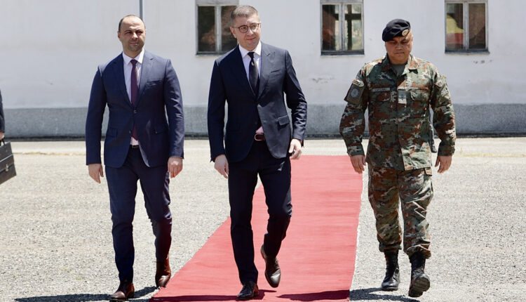 Mickoski: Maqedonia po forcon kapacitetin e saj mbrojtës – sisteme dhe pajisje artilerie të blera në përputhje me standardet e NATO-s