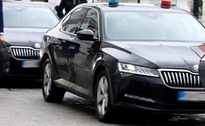 Deri me 15 shtator, të gjitha automjetet zyrtare duhet të kenë targa me ngjyrë!