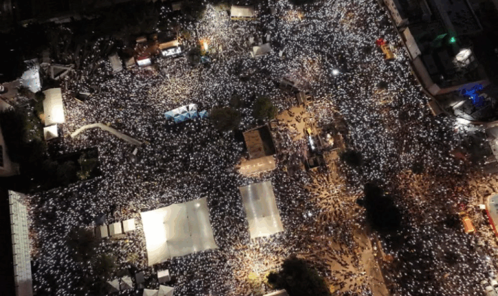 Dhjetëra mijëra njerëz protestojnë në Tel Aviv, e kërkojnë fundin e luftës në Gaza