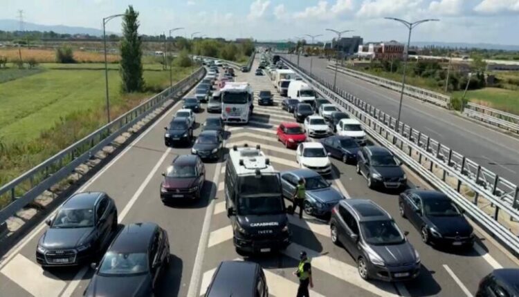 Rrëshen–Milot, trafik i rënduar: Qytetarët e Kosovës bllokohen deri në 3 orë për vetëm 17 km