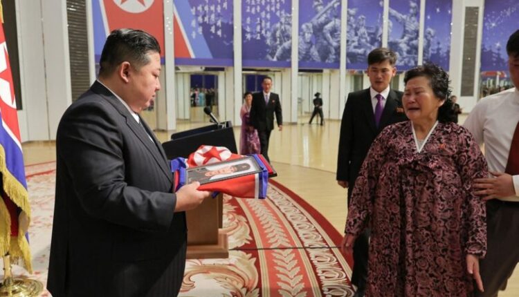 Kim Jong-un u dhuroi familjeve të ushtarëve të rënë portretet e tyre të mbështjella me flamuj