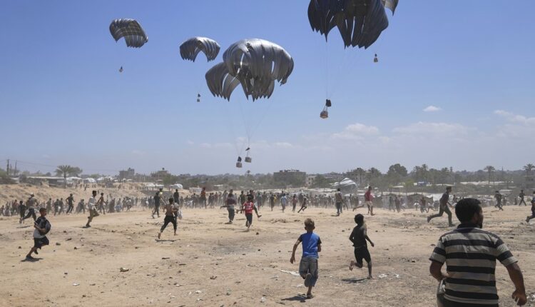 Palestinezët nxitojnë të marrin ndihmat e dërguara nga ajri (FOTO)