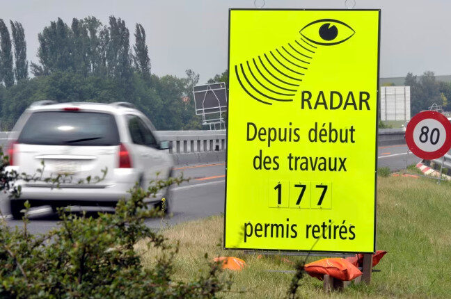 Milioneri në Zvicër kapet duke vozitur me 27 km/h mbi kufirin e lejuar – përballet me gjobë prej 90,000 franga zvicrane