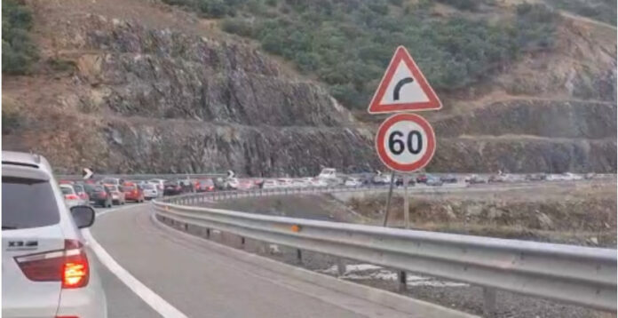 Shqiptarët e Kosovës dynden drejt bregdetit shqiptar për të kaluar fundjavën! Radhë kilometrike në Rrugën e Kombit
