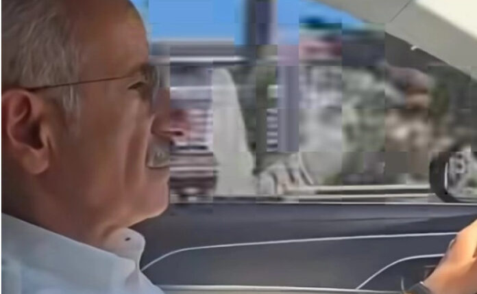 Ministri turk i Transportit gjobitet për vozitje me shpejtësi prej 224 km/h (VIDEO)