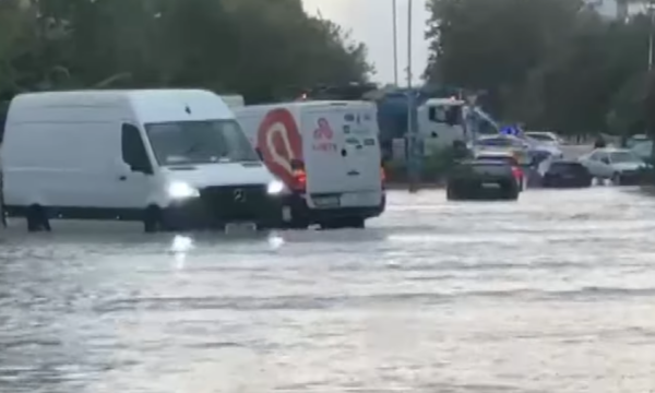 Stuhia e fuqishme solli dëme të shumta në Shqipëri – Përmbytje në Vlorë dhe Durrës, rrëzohen pemët në Fier dhe Maliq