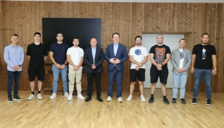 Dhjetë persona morën certifikata për kandidatë për pilotë! Nikollovski: Maqedonia ka kapacitet të udhëheqë projekte të mëdha