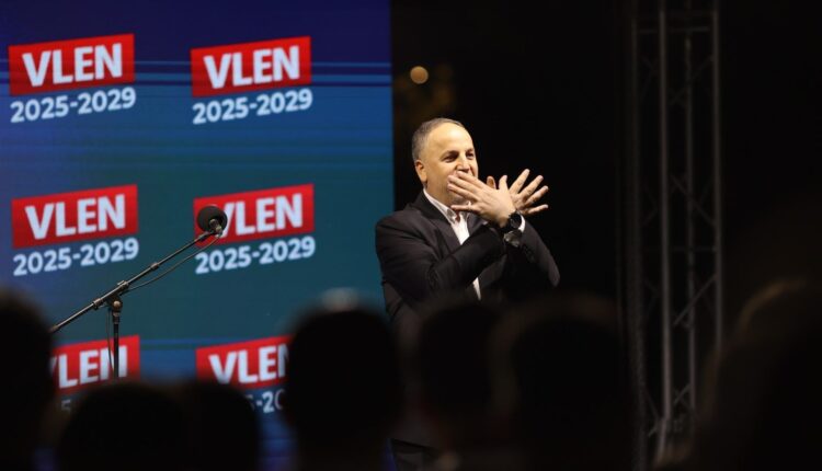 Adnan Azizi e bën shqiponjën në mes Tetovës