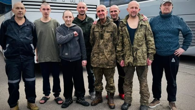 “Mami mos qaj, po kthehem”/ Lirohet gazetari ukrainas i mbajtur prej tre vitesh në paraburgim të fshehtë nga Rusia