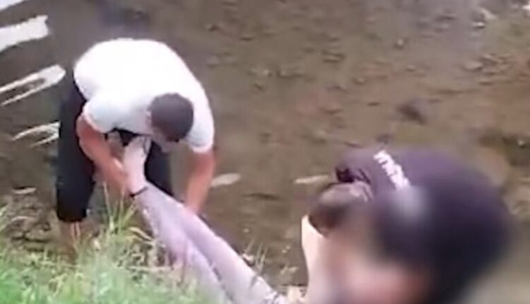 Policia shpëton gruan që u hodh në lumin Vardar në Shkup, ajo u dërgua me urgjencë në Spitalin Klinik (VIDEO)