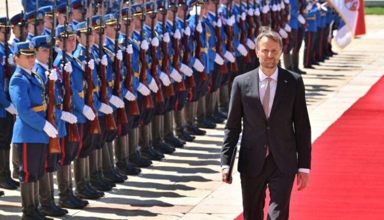 Ambasadori i ri i BE-së në Serbi dënon dhunën në protesta dhe bën thirrje për hetim mbi përdorimin e tepërt të forcës nga policia