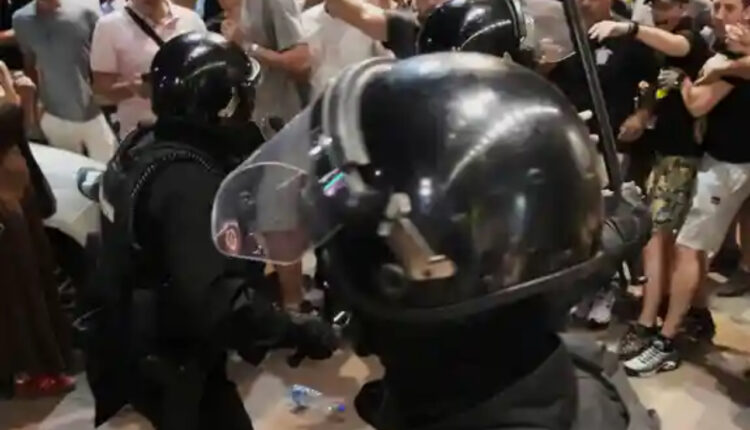 Protesta në Novi Sad dhe Beograd: Përplasje të ashpra mes protestuesve dhe mbështetësve të Vuçiçit