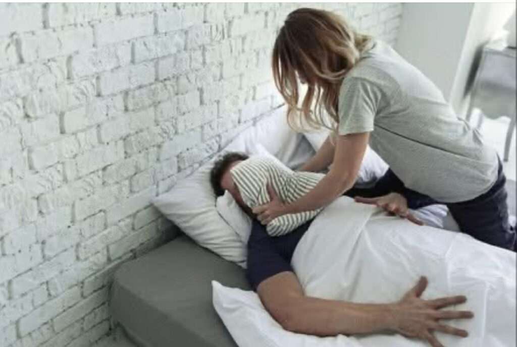 Tentim për vrasje në Shkup  Gruaja tenton ta mbysë me jastëk gjyshen e burrit