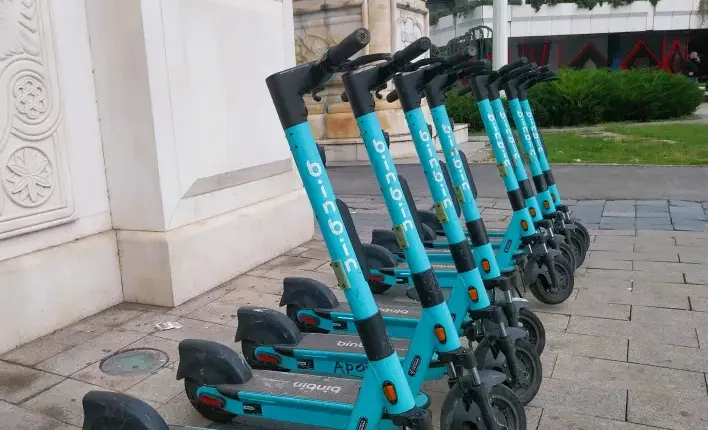 Projekti i trotinetëve në Shkup drejt dështimit: Humbje financiare dhe dëmtime të vazhdueshme