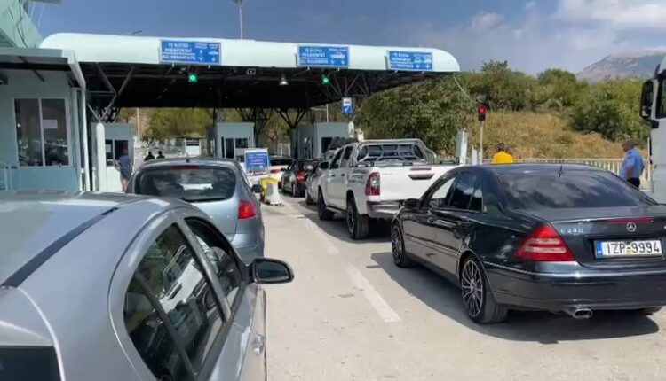 Radhë të gjata në Kakavijë, fundjava e parë e gushtit sjell fluks të lartë në kufi
