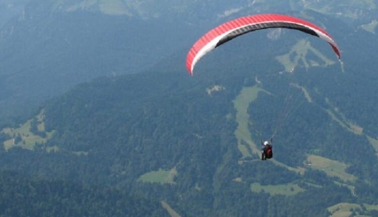Paraglider i lënduar varur nga një pemë 30 metra e lartë pranë Krushevës, ekipet e shpëtimit nxitojnë në vendngjarje