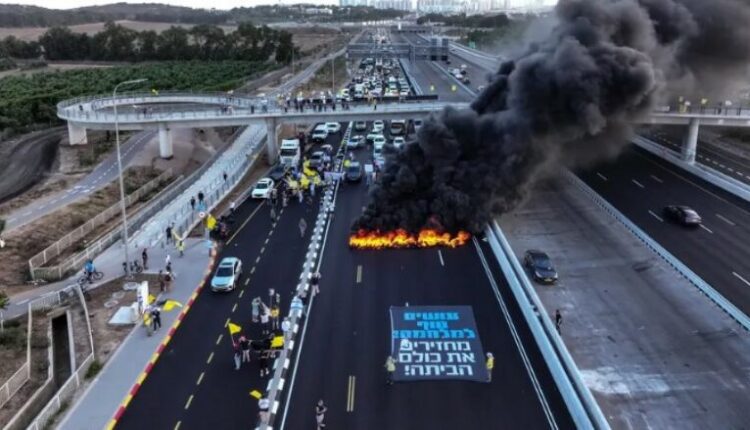 Bllokohen autostradat në Tel Aviv – po rritet zemërimi i izraelitëve kundër Netanyahut (VIDEO)