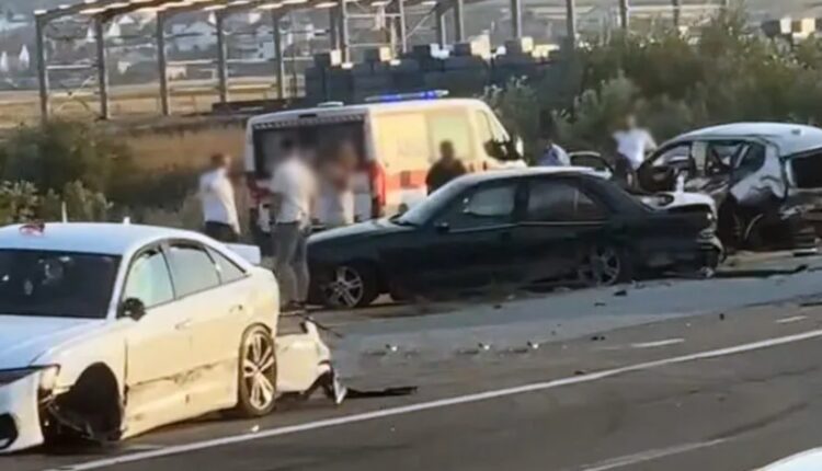 Aksident tragjik i madh në Kosovë, një i vdekur dhe dhjetë të lënduar!