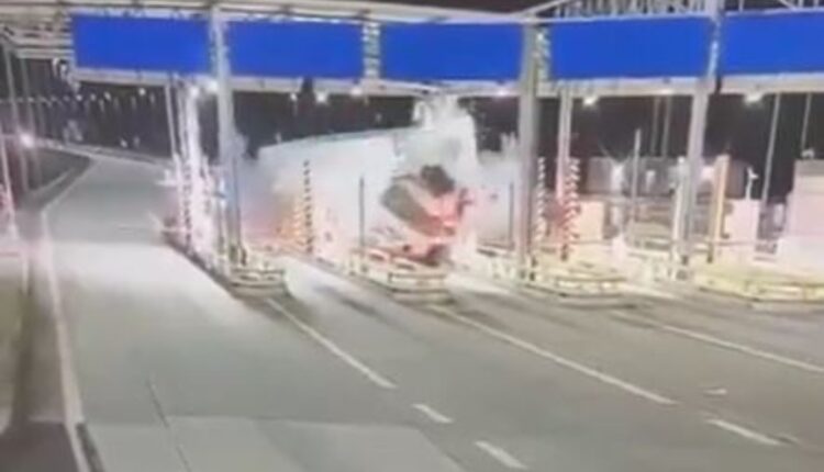 Aksident i rëndë në Poloni! Kamioni përplas kabinën e pagesës në autostradë, shoferi humb jetën në vendngjarje