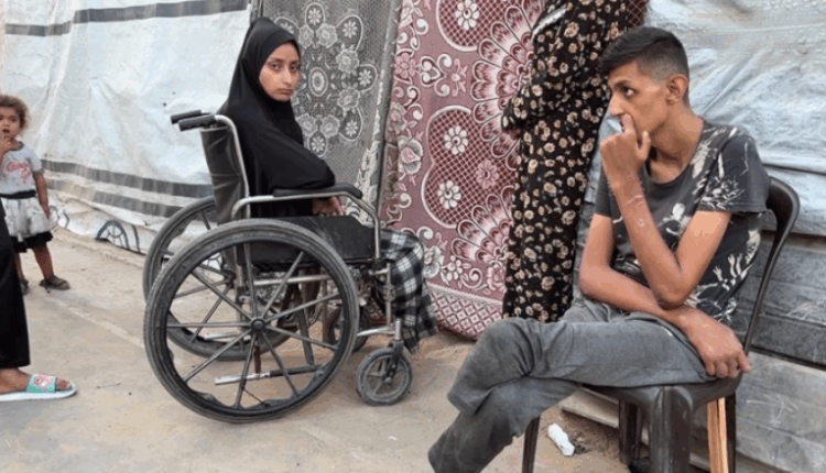 Motër dhe vëlla nga Gaza humbin këmbët në sulmin izraelit – përdorin të njëjtën karrocë me rrota (VIDEO)