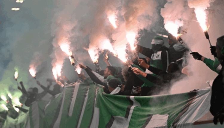 Tifozët izraelitë të futbollit shkaktojnë zemërim në Poloni me pankartën “vrasës”