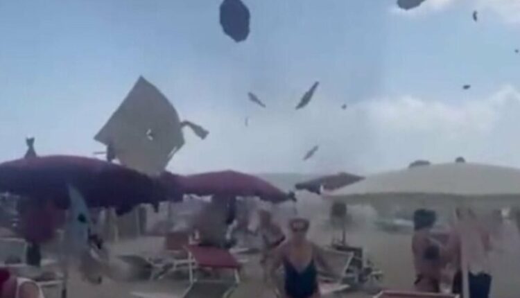 Tornado e papritur në një plazh në Italinë qendrore, çadrat fluturojnë në ajër (VIDEO)