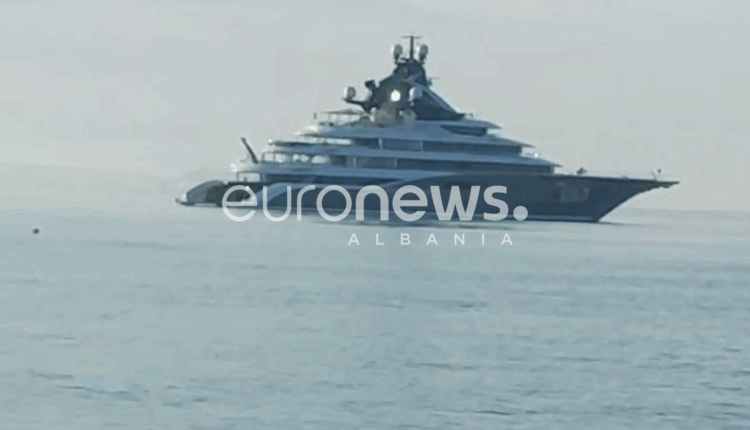 122 metra i gjatë, superjahti i miliarderit të njohur akonkorohet në Durrës