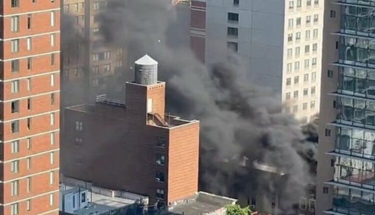 Shpërthim i fortë në Manhattan, retë e zeza të tymit mbulojnë Nju Jorkun