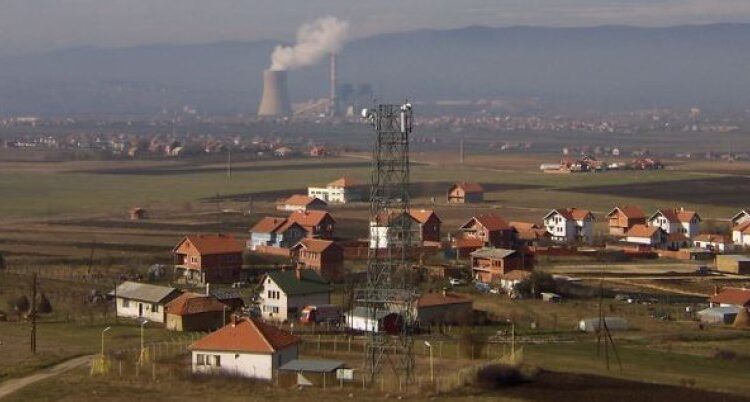 Gruaja në Obiliq sulmon familjarët, dëmton edhe orenditë e shtëpisë