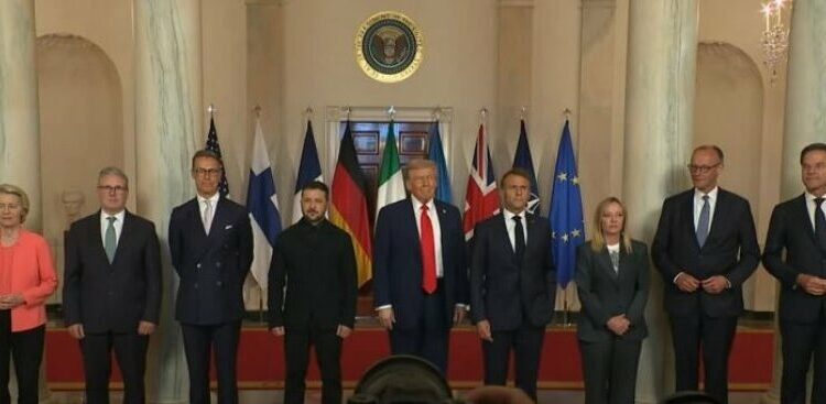 Trump pozon në një “foto familjare” me liderët europianë