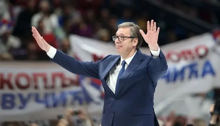 Sfidon Perëndimin, Vuçiqi merr pjesë në paradën ushtarake në Kinë