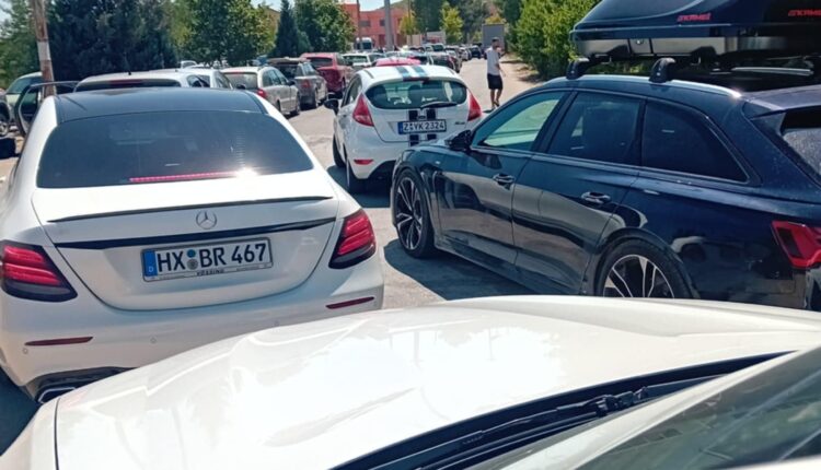 Mbi dy orë pritje në kufirin Qafë Thanë, autoritetet pa përgjigje efektive