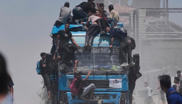 Gaza, turmat e njerëzve presin në rrugë kamionët me ndihma