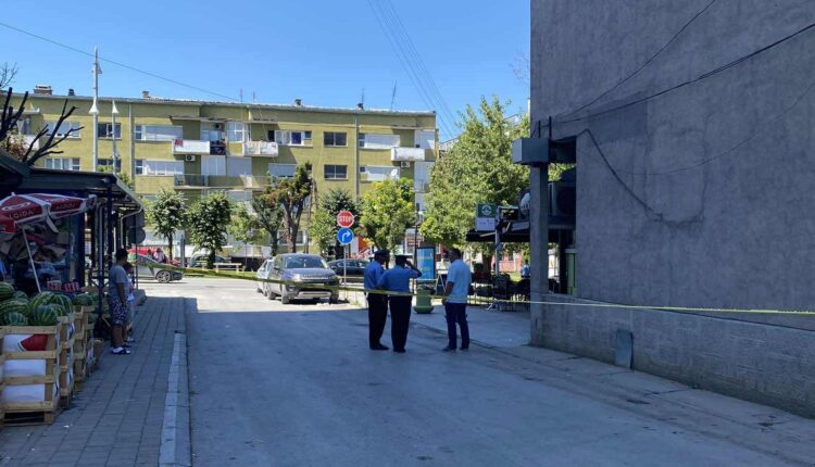 Një person i arrestuar dhe tre të tjerë në arrati për vrasjen e trefishtë në Gjilan, policia jep detaje të reja