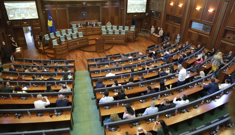 As shorti nuk e zhbllokoi Kuvendin, s’ka nënkryetar të pestë (VIDEO)