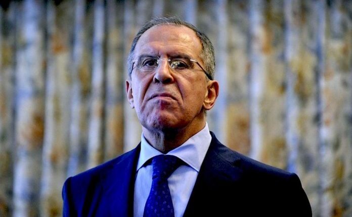 Lavrov: Putini i gatshëm të takohet me Zelenskyn, por legjitimiteti i tij është problem